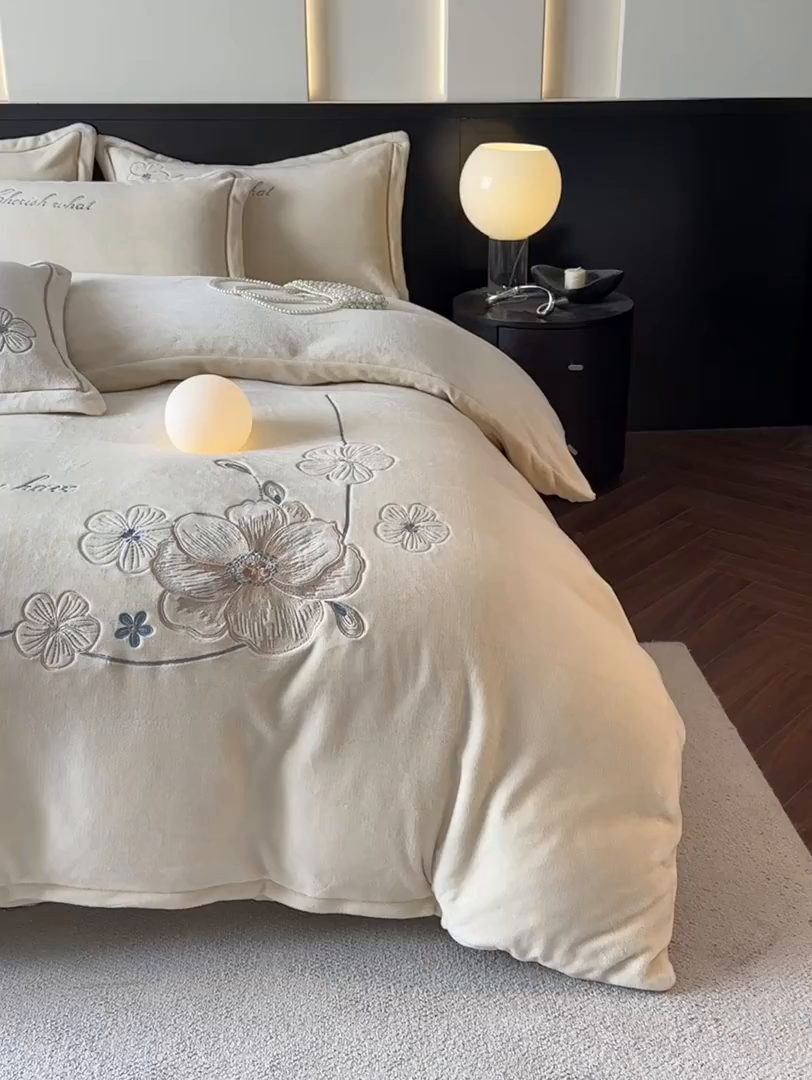 91家纺网 家纺一手货源 找家纺 诺梵家纺 2025新款8斤牛奶绒刺绣绣花四件套 绮梦-米黄