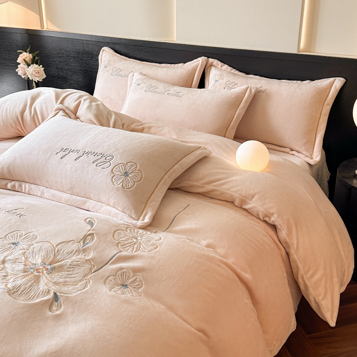 诺梵家纺 2025新款8斤牛奶绒刺绣绣花四件套 绮梦-肉粉