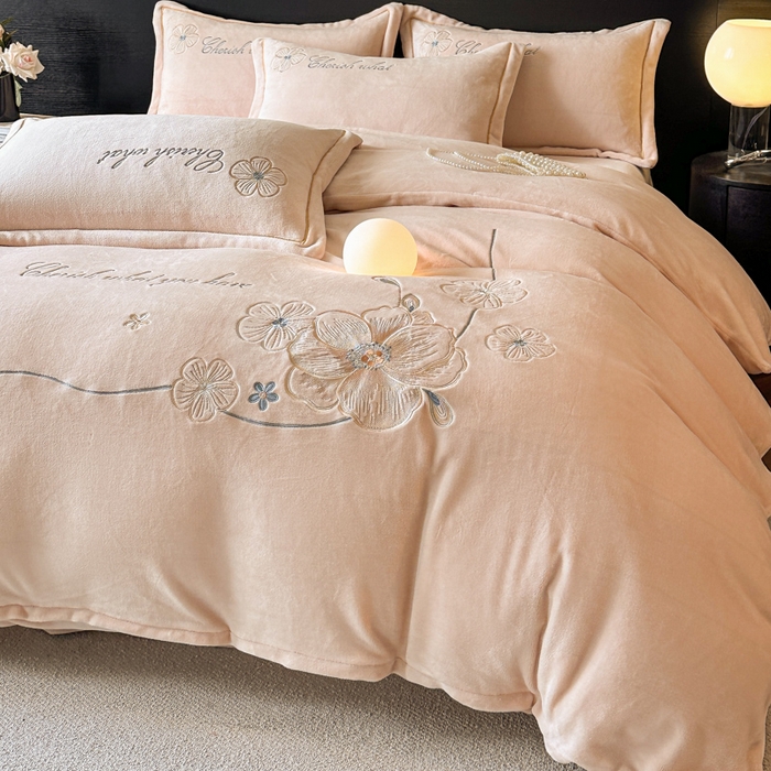 91家纺网 家纺一手货源 找家纺 诺梵家纺 2025新款8斤牛奶绒刺绣绣花四件套 绮梦-肉粉