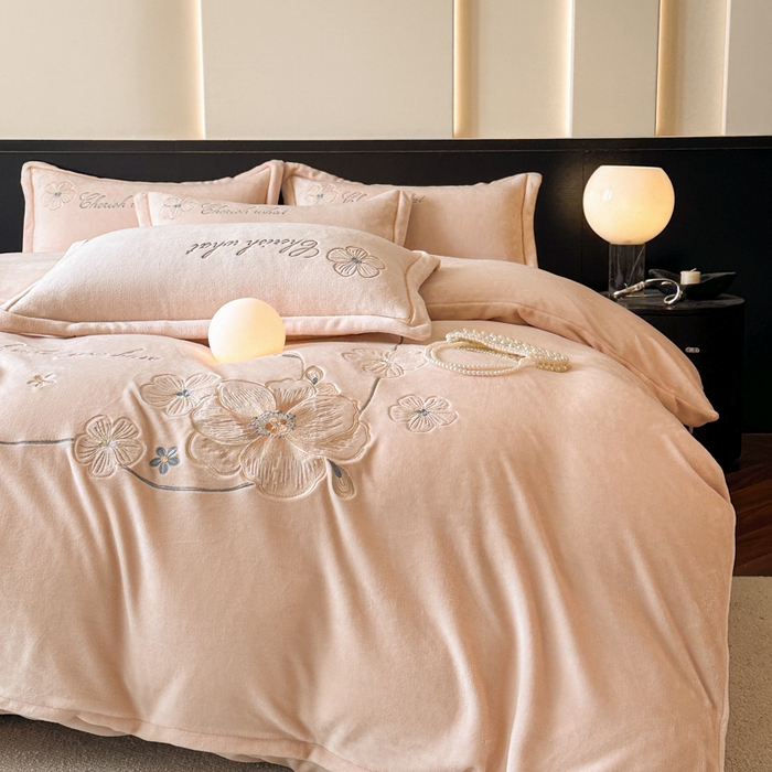 91家纺网 家纺一手货源 找家纺 诺梵家纺 2025新款8斤牛奶绒刺绣绣花四件套 绮梦-肉粉