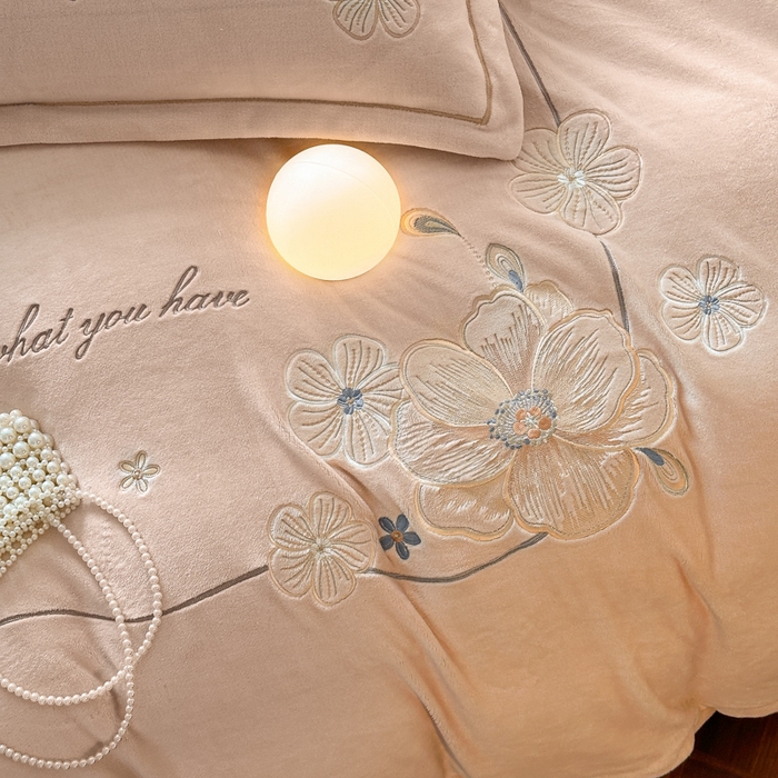 91家纺网 家纺一手货源 找家纺 诺梵家纺 2025新款8斤牛奶绒刺绣绣花四件套 绮梦-肉粉