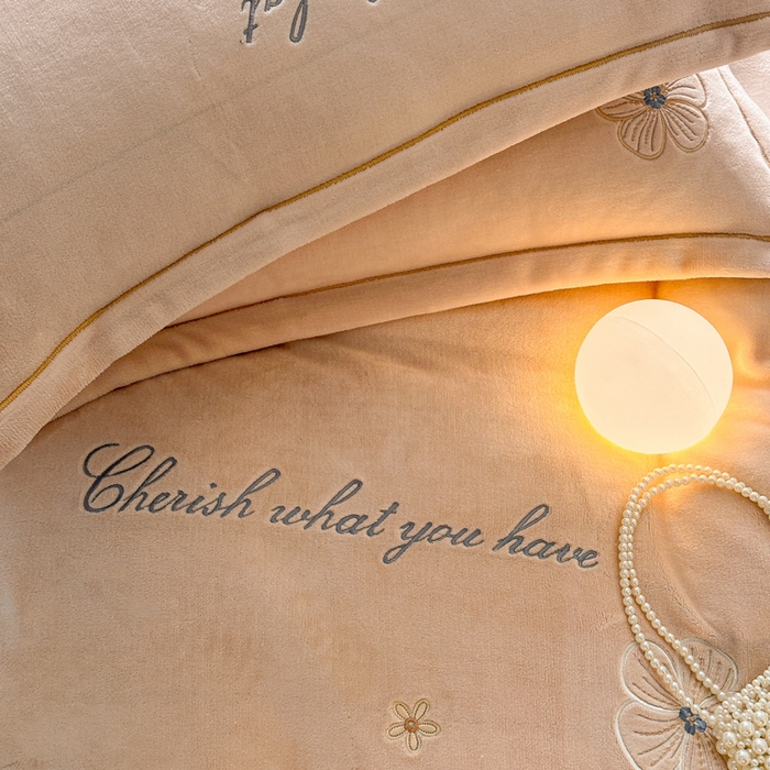 91家纺网 家纺一手货源 找家纺 诺梵家纺 2025新款8斤牛奶绒刺绣绣花四件套 绮梦-肉粉