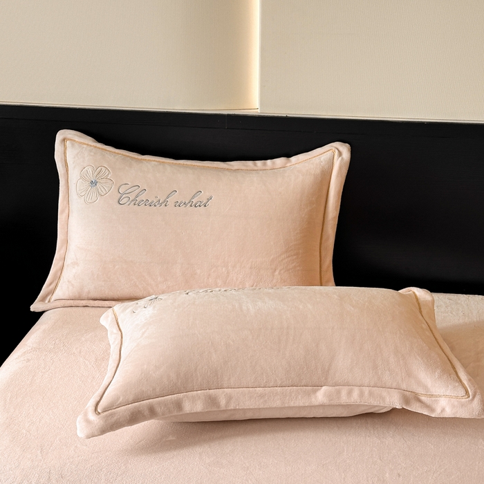 91家纺网 家纺一手货源 找家纺 诺梵家纺 2025新款8斤牛奶绒刺绣绣花四件套 绮梦-肉粉