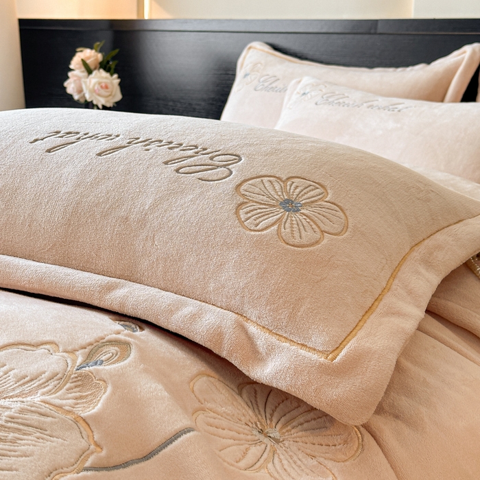 91家纺网 家纺一手货源 找家纺 诺梵家纺 2025新款8斤牛奶绒刺绣绣花四件套 绮梦-肉粉