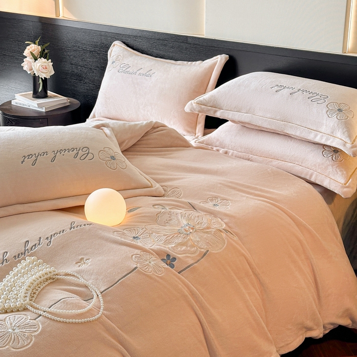 91家纺网 家纺一手货源 找家纺 诺梵家纺 2025新款8斤牛奶绒刺绣绣花四件套 绮梦-肉粉