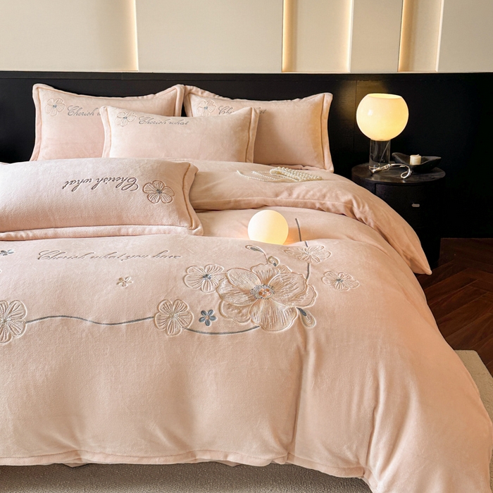 91家纺网 家纺一手货源 找家纺 诺梵家纺 2025新款8斤牛奶绒刺绣绣花四件套 绮梦-肉粉