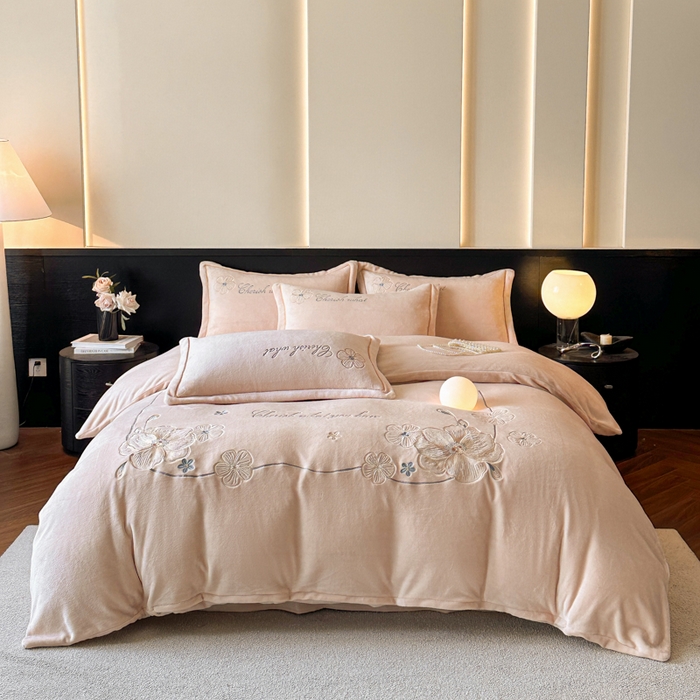 91家纺网 家纺一手货源 找家纺 诺梵家纺 2025新款8斤牛奶绒刺绣绣花四件套 绮梦-肉粉