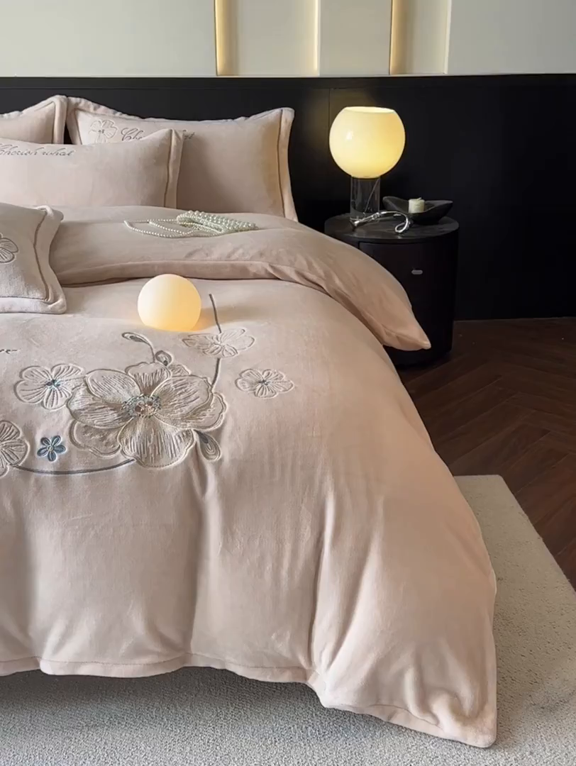 91家纺网 家纺一手货源 找家纺 诺梵家纺 2025新款8斤牛奶绒刺绣绣花四件套 绮梦-肉粉