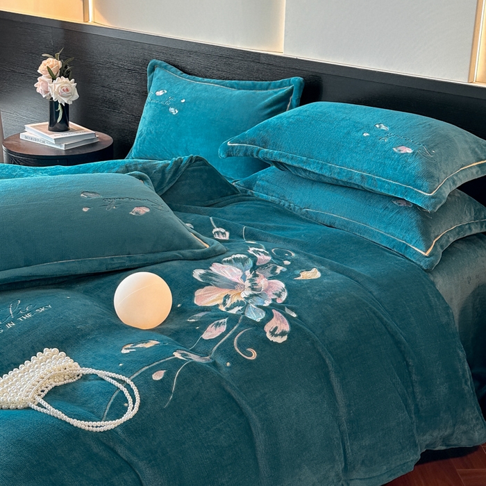 91家纺网 家纺一手货源 找家纺 诺梵家纺 2025新款8斤牛奶绒刺绣绣花四件套 寻春-宝蓝