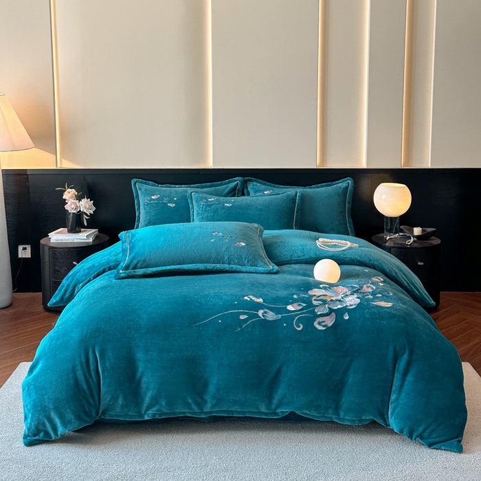 91家纺网 家纺一手货源 找家纺 诺梵家纺 2025新款8斤牛奶绒刺绣绣花四件套 寻春-宝蓝