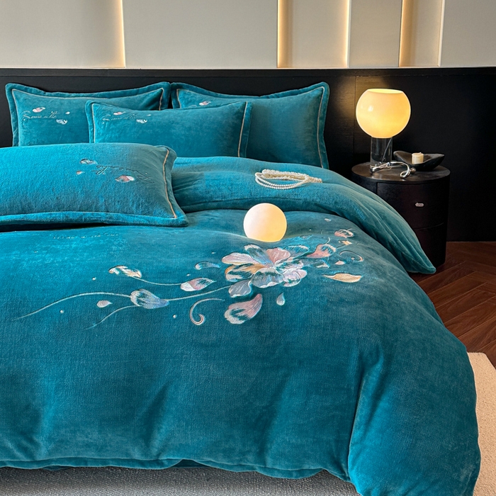 91家纺网 家纺一手货源 找家纺 诺梵家纺 2025新款8斤牛奶绒刺绣绣花四件套 寻春-宝蓝