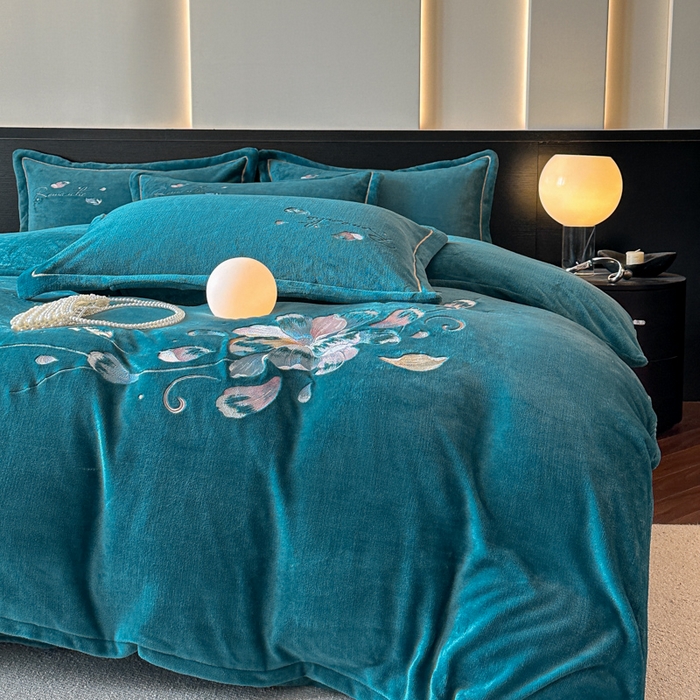 91家纺网 家纺一手货源 找家纺 诺梵家纺 2025新款8斤牛奶绒刺绣绣花四件套 寻春-宝蓝