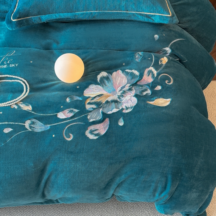 91家纺网 家纺一手货源 找家纺 诺梵家纺 2025新款8斤牛奶绒刺绣绣花四件套 寻春-宝蓝