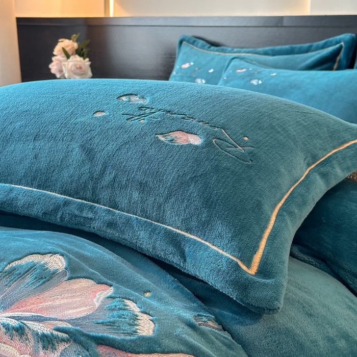 91家纺网 家纺一手货源 找家纺 诺梵家纺 2025新款8斤牛奶绒刺绣绣花四件套 寻春-宝蓝