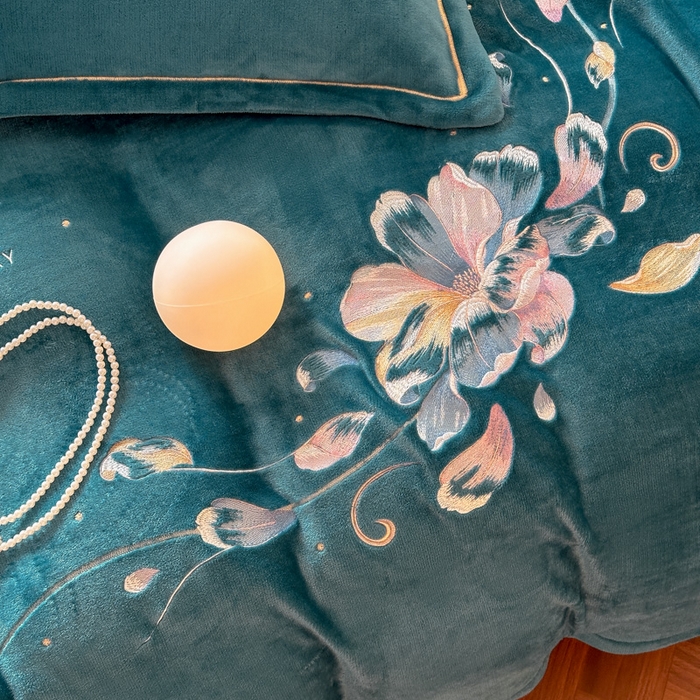 91家纺网 家纺一手货源 找家纺 诺梵家纺 2025新款8斤牛奶绒刺绣绣花四件套 寻春-宝蓝