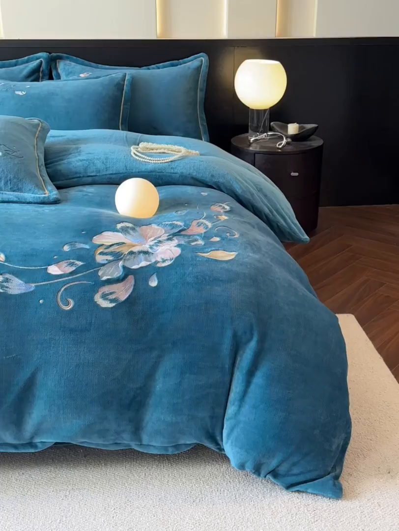 91家纺网 家纺一手货源 找家纺 诺梵家纺 2025新款8斤牛奶绒刺绣绣花四件套 寻春-宝蓝