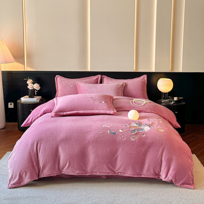 91家纺网 家纺一手货源 找家纺 诺梵家纺 2025新款8斤牛奶绒刺绣绣花四件套 寻春-豆沙