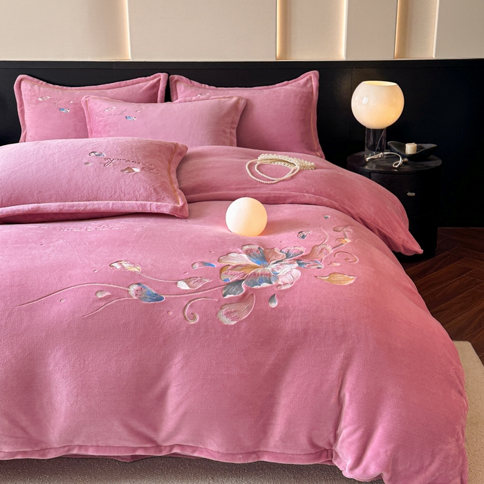 91家纺网 家纺一手货源 找家纺 诺梵家纺 2025新款8斤牛奶绒刺绣绣花四件套 寻春-豆沙