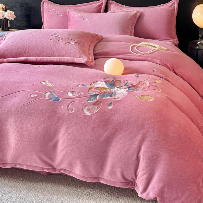 91家纺网 家纺一手货源 找家纺 诺梵家纺 2025新款8斤牛奶绒刺绣绣花四件套 寻春-豆沙