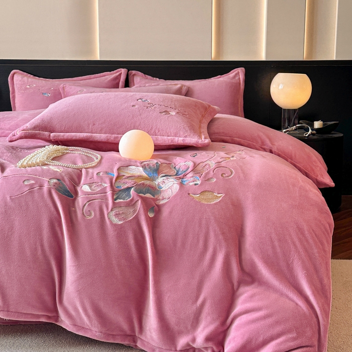 91家纺网 家纺一手货源 找家纺 诺梵家纺 2025新款8斤牛奶绒刺绣绣花四件套 寻春-豆沙