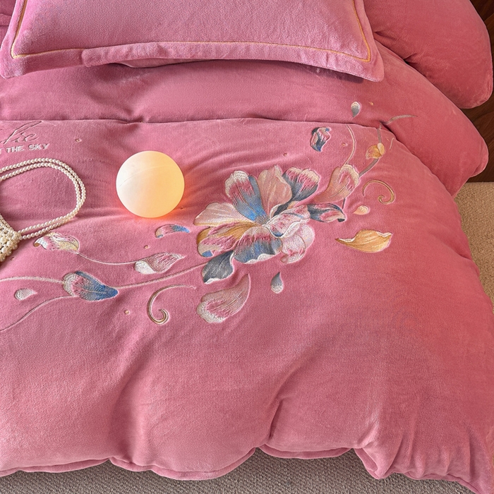 91家纺网 家纺一手货源 找家纺 诺梵家纺 2025新款8斤牛奶绒刺绣绣花四件套 寻春-豆沙