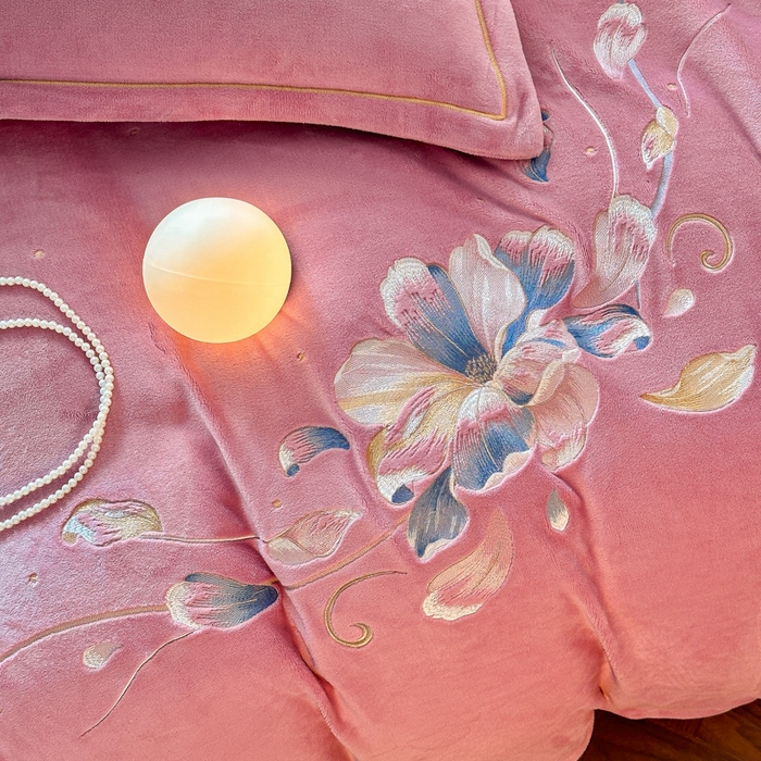 91家纺网 家纺一手货源 找家纺 诺梵家纺 2025新款8斤牛奶绒刺绣绣花四件套 寻春-豆沙