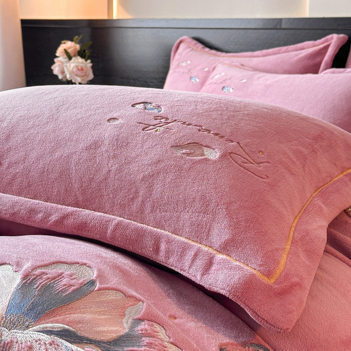 91家纺网 家纺一手货源 找家纺 诺梵家纺 2025新款8斤牛奶绒刺绣绣花四件套 寻春-豆沙