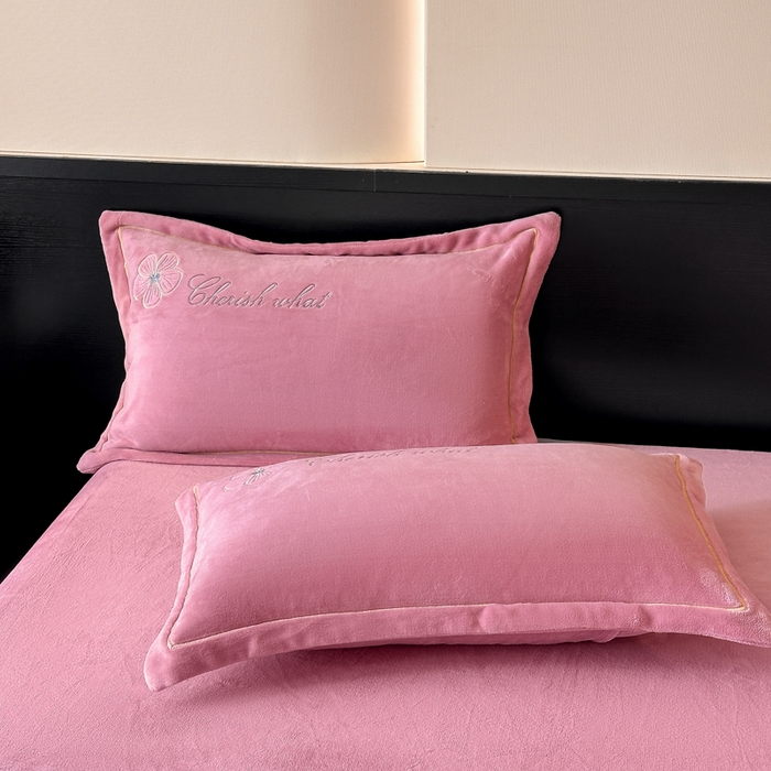 91家纺网 家纺一手货源 找家纺 诺梵家纺 2025新款8斤牛奶绒刺绣绣花四件套 寻春-豆沙