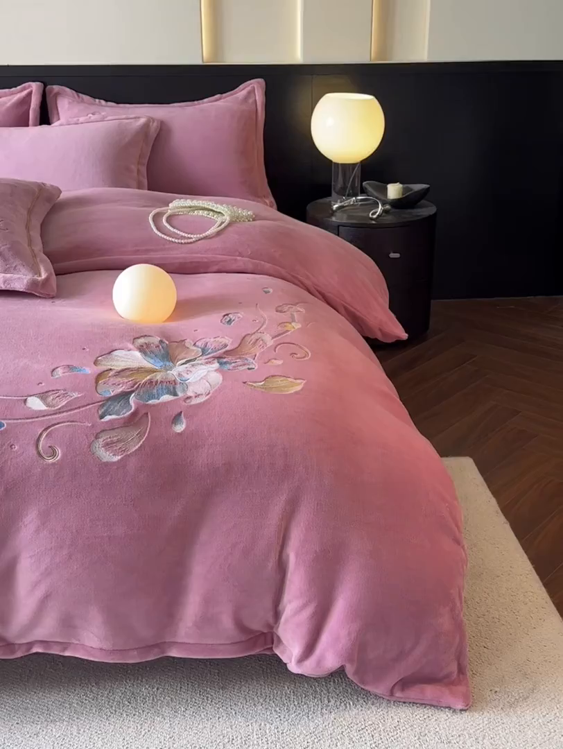 91家纺网 家纺一手货源 找家纺 诺梵家纺 2025新款8斤牛奶绒刺绣绣花四件套 寻春-豆沙