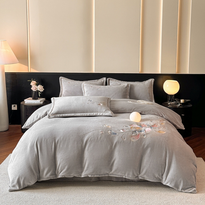 91家纺网 家纺一手货源 找家纺 诺梵家纺 2025新款8斤牛奶绒刺绣绣花四件套 寻春-灰