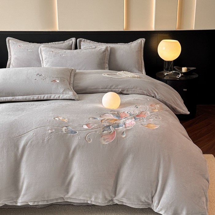 91家纺网 家纺一手货源 找家纺 诺梵家纺 2025新款8斤牛奶绒刺绣绣花四件套 寻春-灰