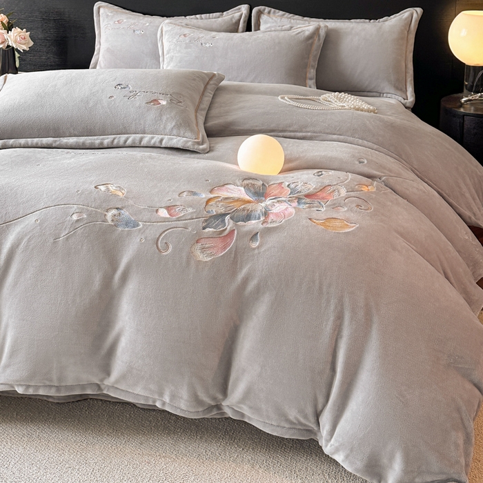 91家纺网 家纺一手货源 找家纺 诺梵家纺 2025新款8斤牛奶绒刺绣绣花四件套 寻春-灰