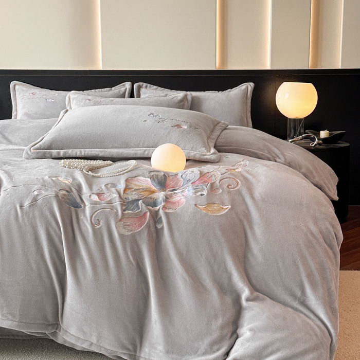 91家纺网 家纺一手货源 找家纺 诺梵家纺 2025新款8斤牛奶绒刺绣绣花四件套 寻春-灰