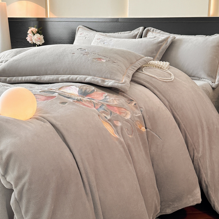 91家纺网 家纺一手货源 找家纺 诺梵家纺 2025新款8斤牛奶绒刺绣绣花四件套 寻春-灰