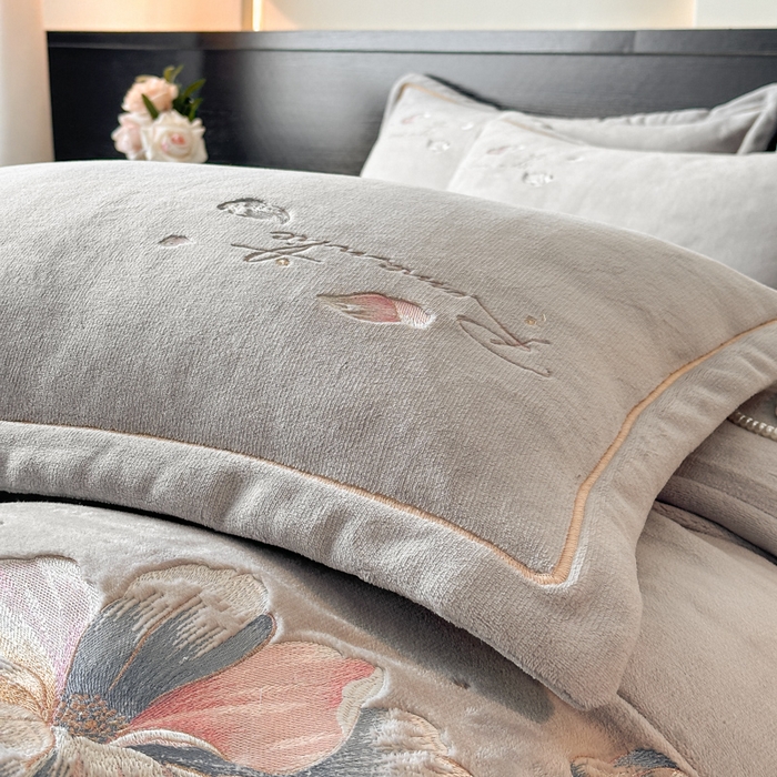 91家纺网 家纺一手货源 找家纺 诺梵家纺 2025新款8斤牛奶绒刺绣绣花四件套 寻春-灰