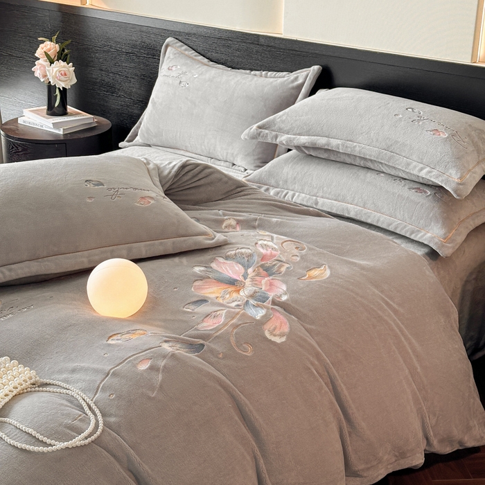 91家纺网 家纺一手货源 找家纺 诺梵家纺 2025新款8斤牛奶绒刺绣绣花四件套 寻春-灰