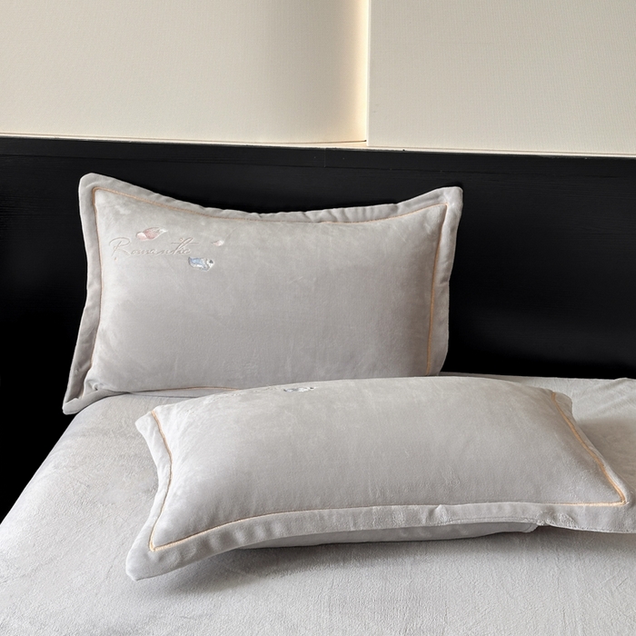 91家纺网 家纺一手货源 找家纺 诺梵家纺 2025新款8斤牛奶绒刺绣绣花四件套 寻春-灰