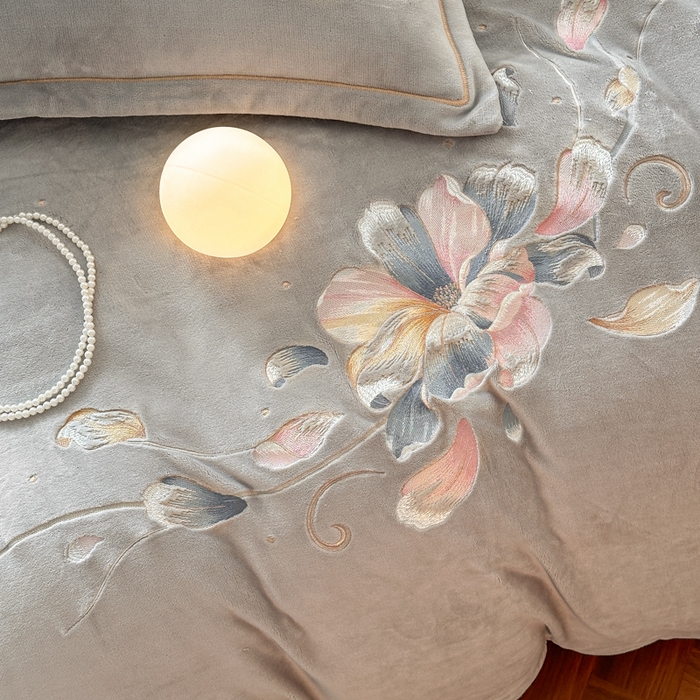 91家纺网 家纺一手货源 找家纺 诺梵家纺 2025新款8斤牛奶绒刺绣绣花四件套 寻春-灰