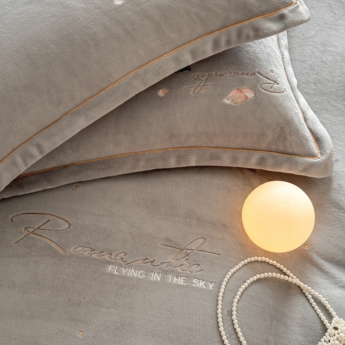 91家纺网 家纺一手货源 找家纺 诺梵家纺 2025新款8斤牛奶绒刺绣绣花四件套 寻春-灰