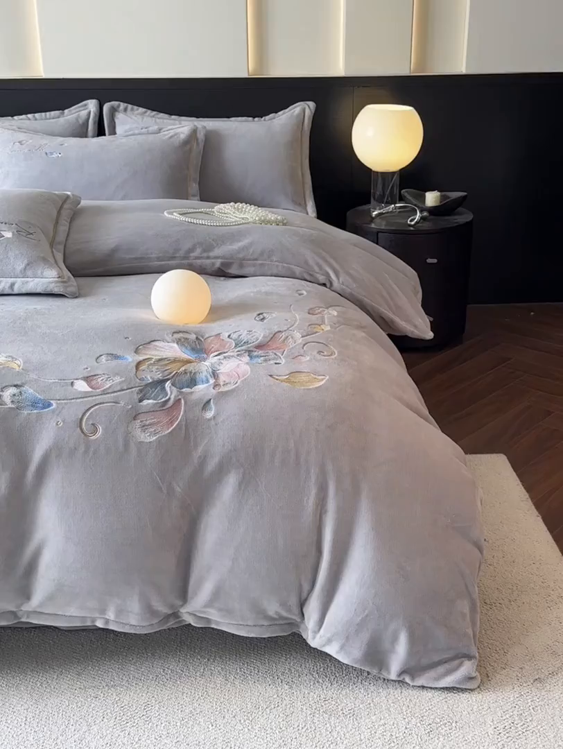 91家纺网 家纺一手货源 找家纺 诺梵家纺 2025新款8斤牛奶绒刺绣绣花四件套 寻春-灰