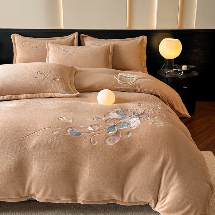 91家纺网 家纺一手货源 找家纺 诺梵家纺 2025新款8斤牛奶绒刺绣绣花四件套 寻春-咖