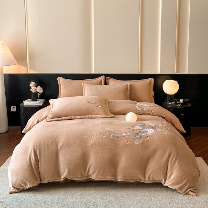 91家纺网 家纺一手货源 找家纺 诺梵家纺 2025新款8斤牛奶绒刺绣绣花四件套 寻春-咖