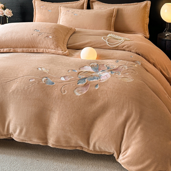 91家纺网 家纺一手货源 找家纺 诺梵家纺 2025新款8斤牛奶绒刺绣绣花四件套 寻春-咖