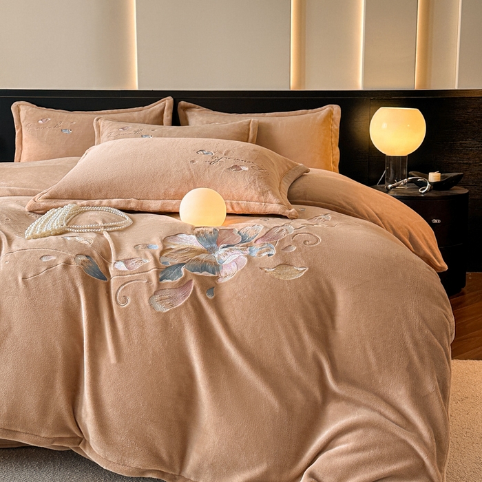 91家纺网 家纺一手货源 找家纺 诺梵家纺 2025新款8斤牛奶绒刺绣绣花四件套 寻春-咖