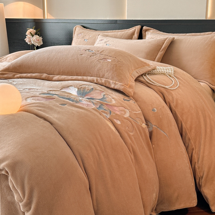 91家纺网 家纺一手货源 找家纺 诺梵家纺 2025新款8斤牛奶绒刺绣绣花四件套 寻春-咖