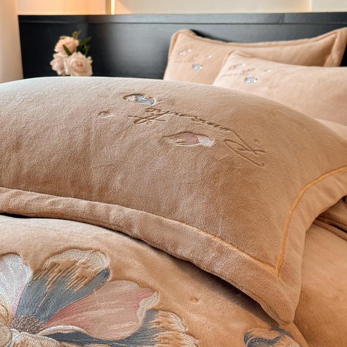 91家纺网 家纺一手货源 找家纺 诺梵家纺 2025新款8斤牛奶绒刺绣绣花四件套 寻春-咖