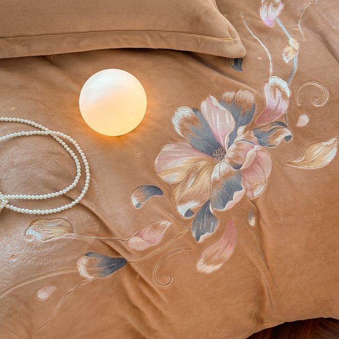 91家纺网 家纺一手货源 找家纺 诺梵家纺 2025新款8斤牛奶绒刺绣绣花四件套 寻春-咖