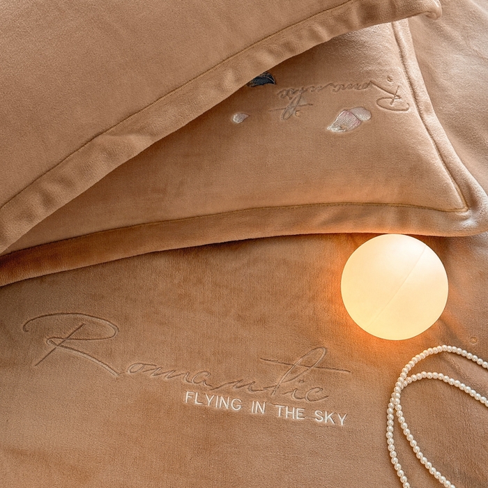 91家纺网 家纺一手货源 找家纺 诺梵家纺 2025新款8斤牛奶绒刺绣绣花四件套 寻春-咖