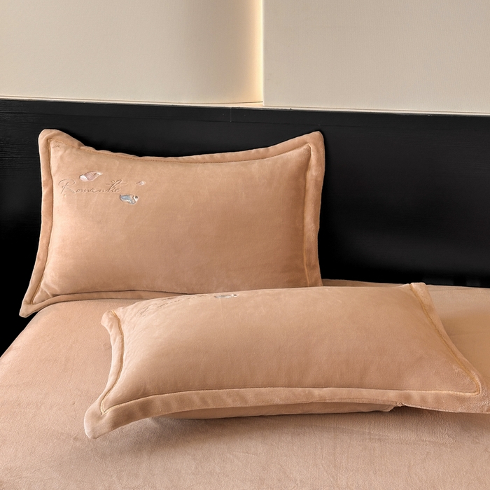 91家纺网 家纺一手货源 找家纺 诺梵家纺 2025新款8斤牛奶绒刺绣绣花四件套 寻春-咖