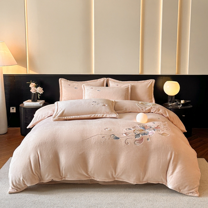 91家纺网 家纺一手货源 找家纺 诺梵家纺 2025新款8斤牛奶绒刺绣绣花四件套 寻春-肉粉